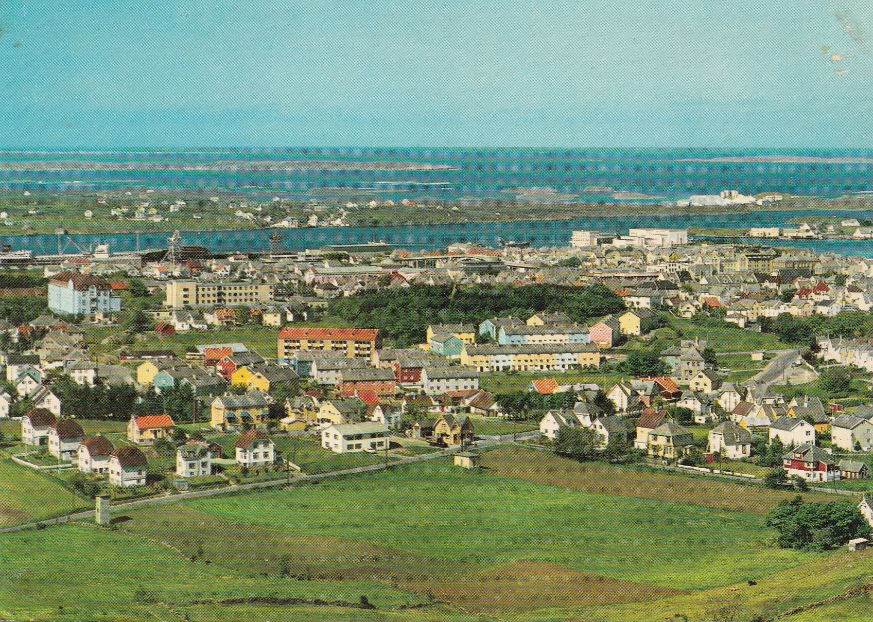 Eldre kort fra Haugesund. Utsikt over byen .  Aune F-2294-5