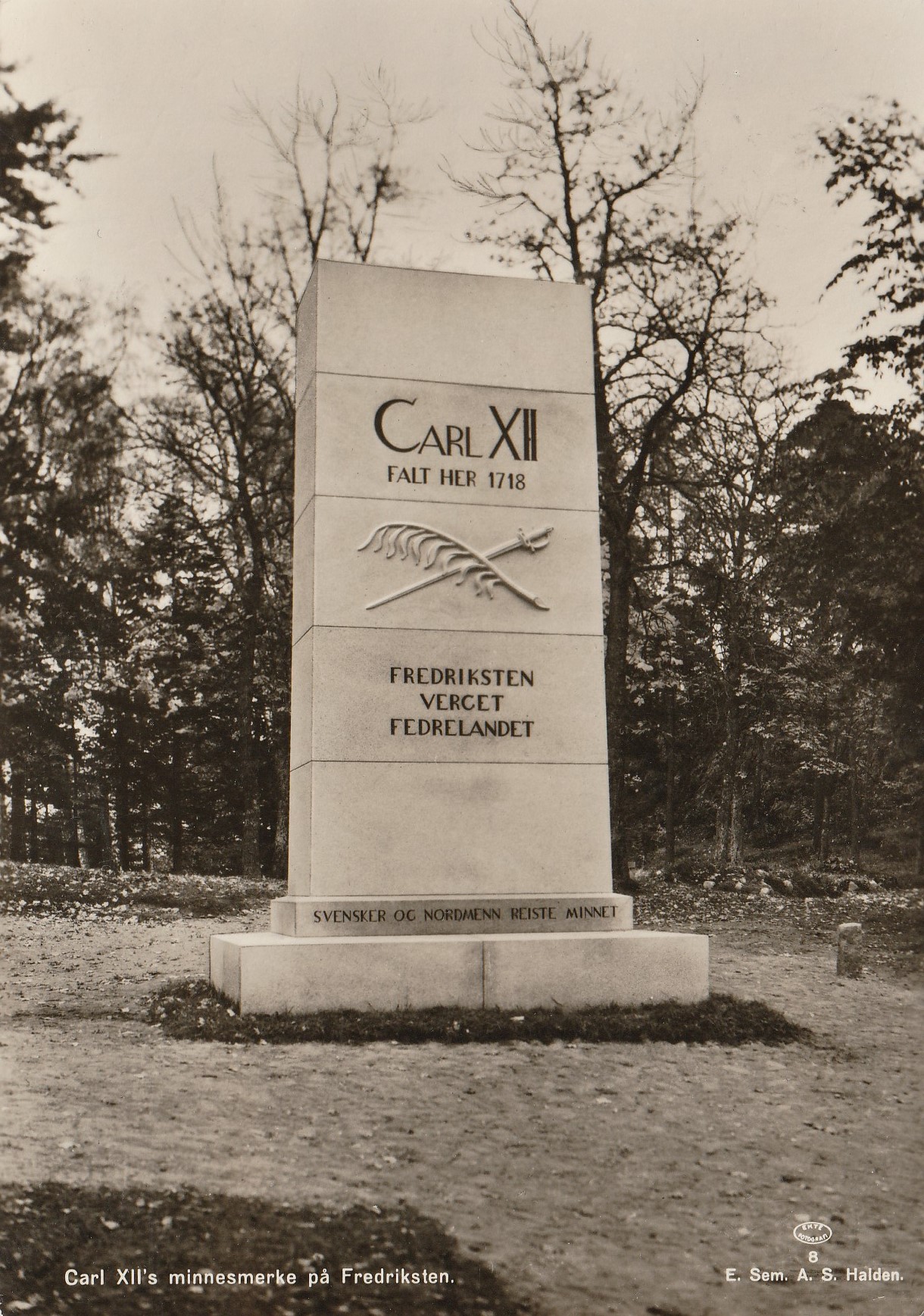 Eldre kort : Carl XII`s minnesmerke på Fredriksten . Sem 8 Pst