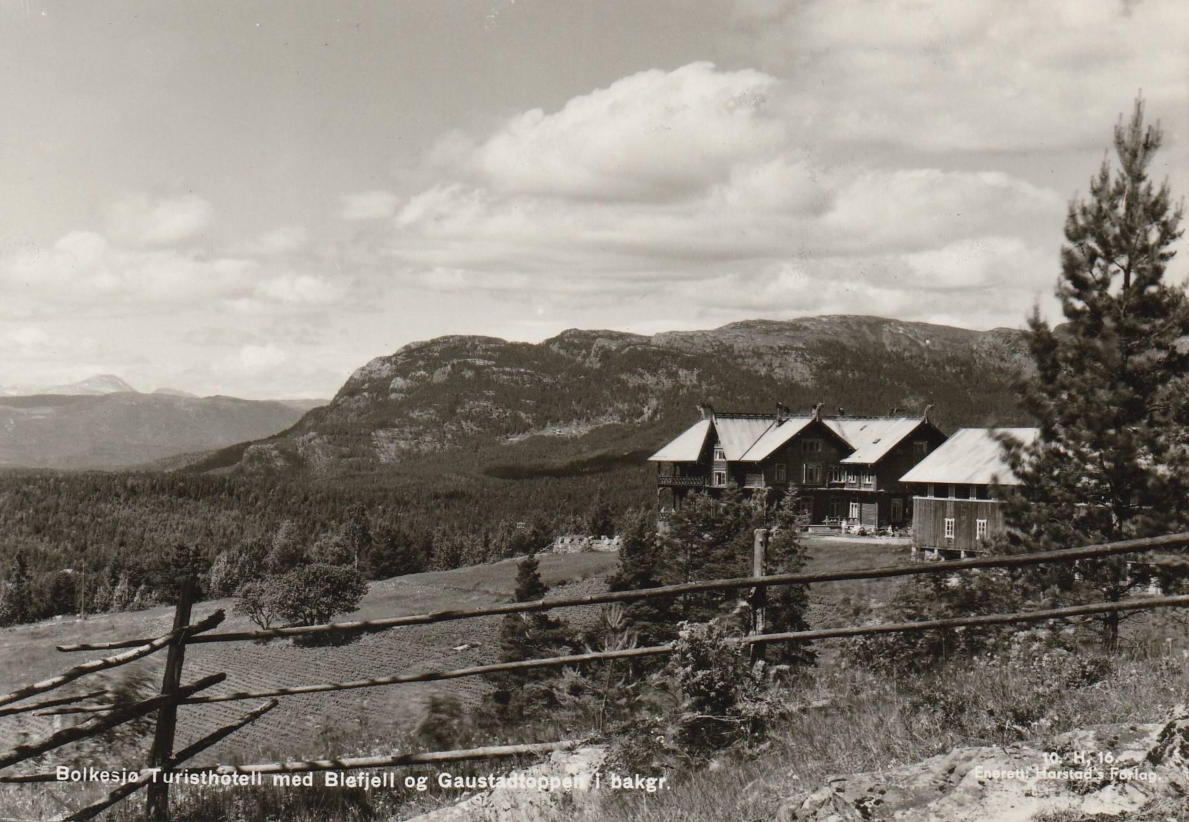 Bolkesjø Turisthotell med Blefjell og Gaustatoppen i bakgr. Harstad 10. H 16
