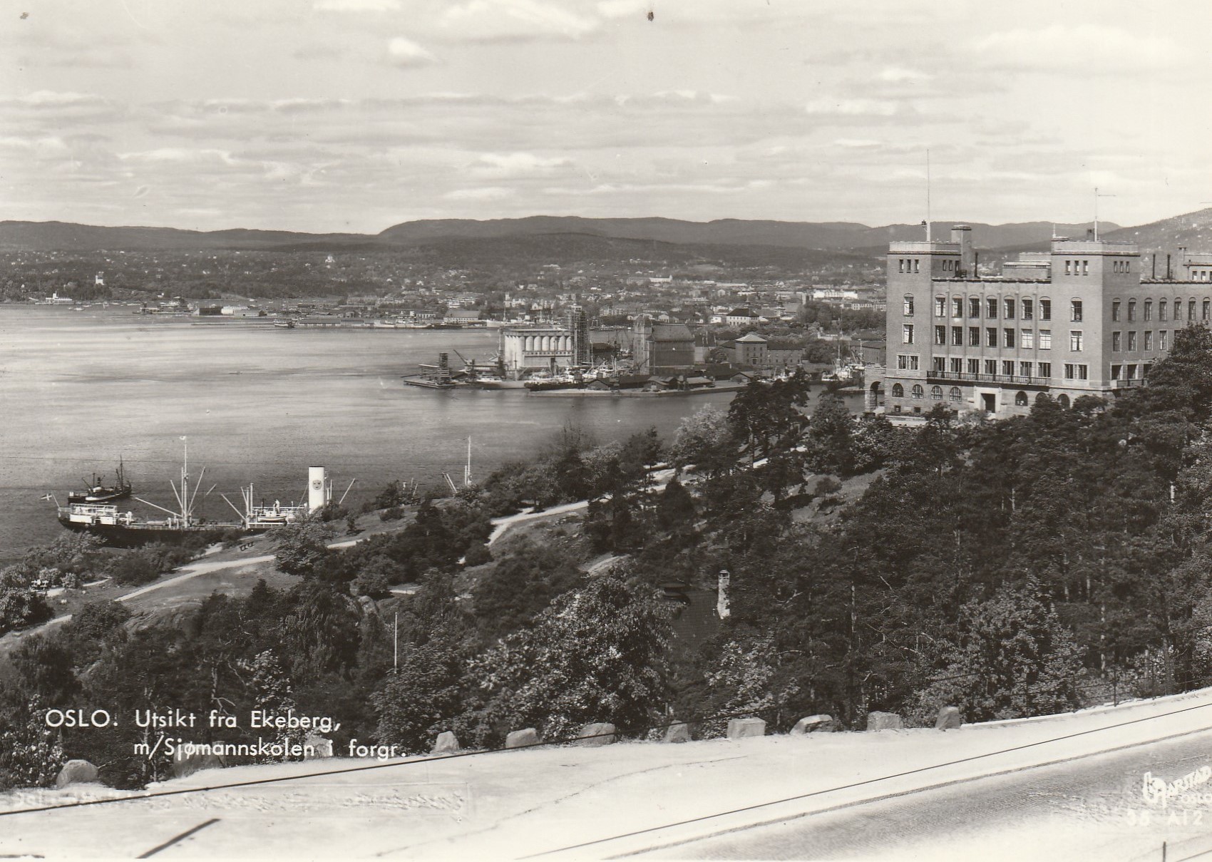 Oslo. Utsikt fra Ekeberg m / Sjømannskolen i forgr . Harstad 35 A 12 ?
