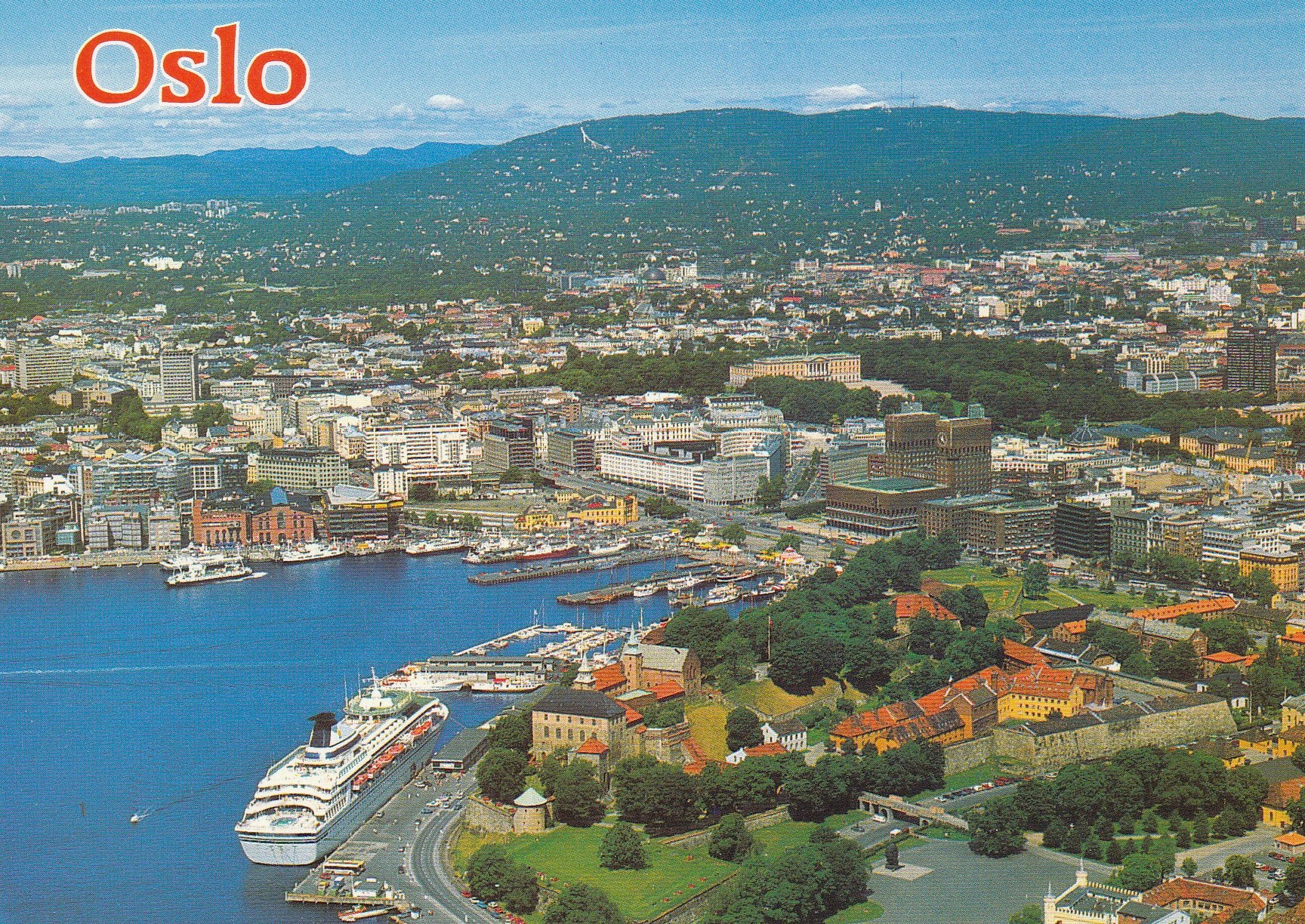 Oslo . Akershus Festning og Rådhuset i forgrunnen . Aune F-14084-1