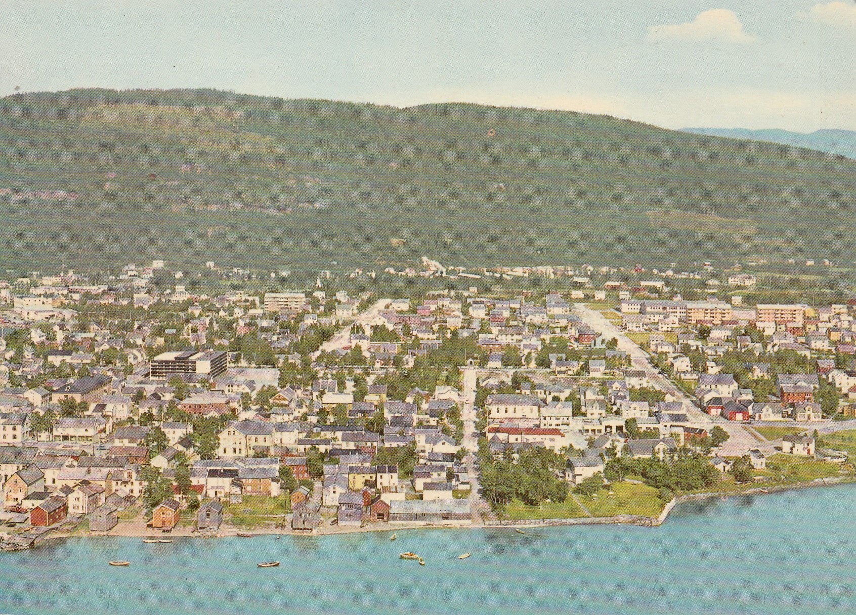 Eldre kort fra Mosjøen . Utsikt over byens sentrum . Aune F-1120-2