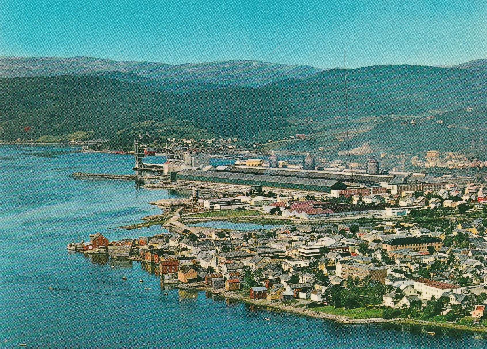 Mosjøen . Parti fra byen med Aluminiumsverket . Aune F-5143-1