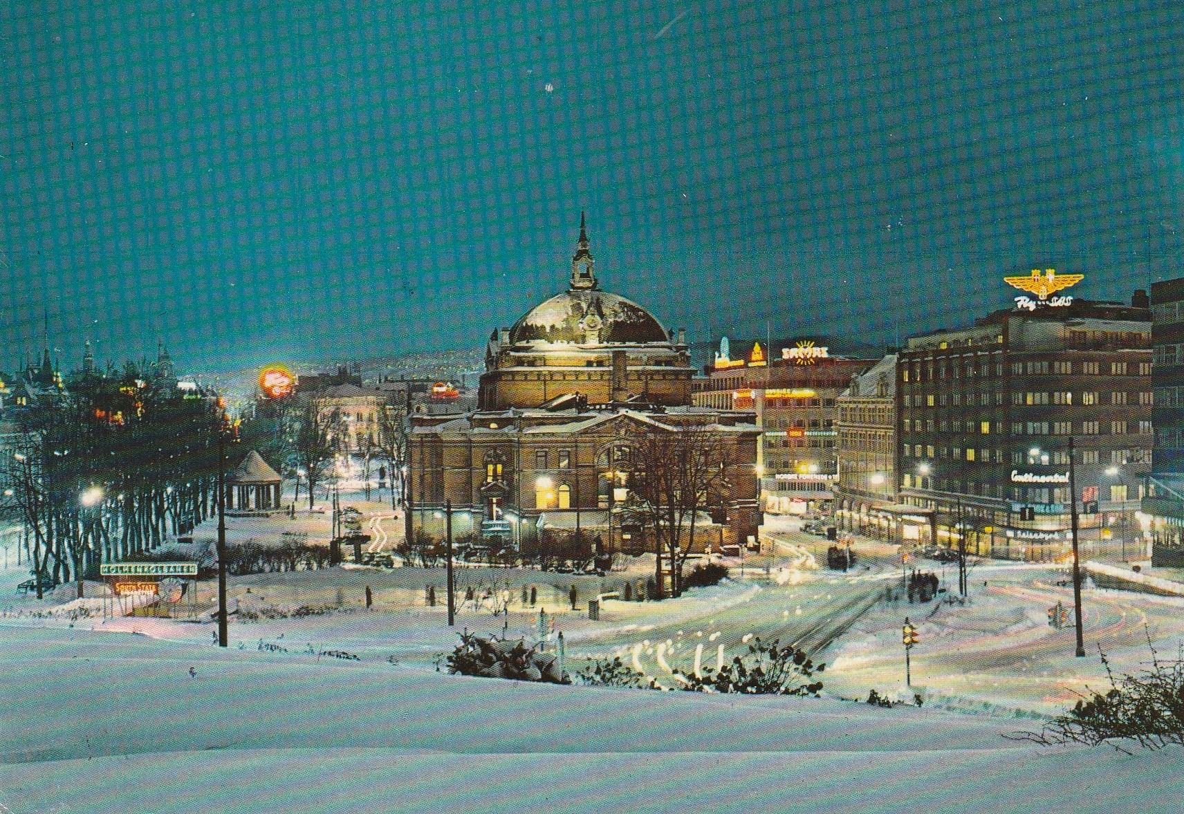 Oslo ved natt . Utsikt fra Abelhaugen mot Nationaltheatret . Aune F-3152-7 Pst
