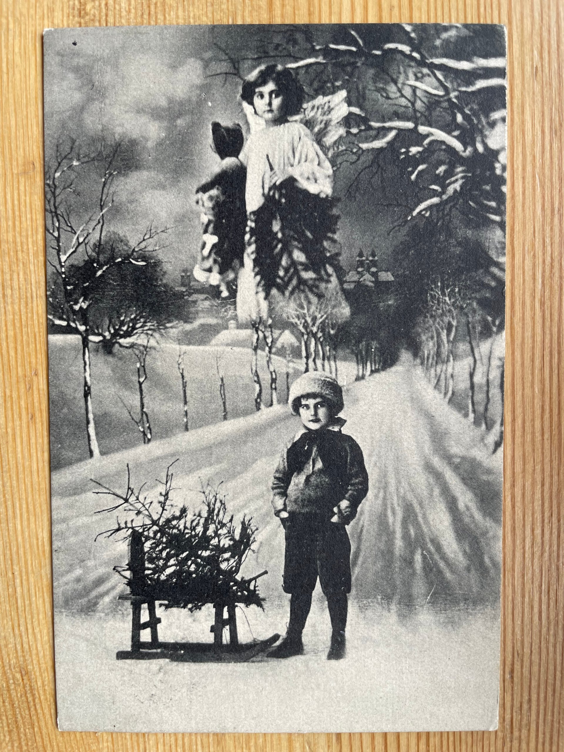Gutt med kjelke; jente som engel ; post 1916 Krokstadelven