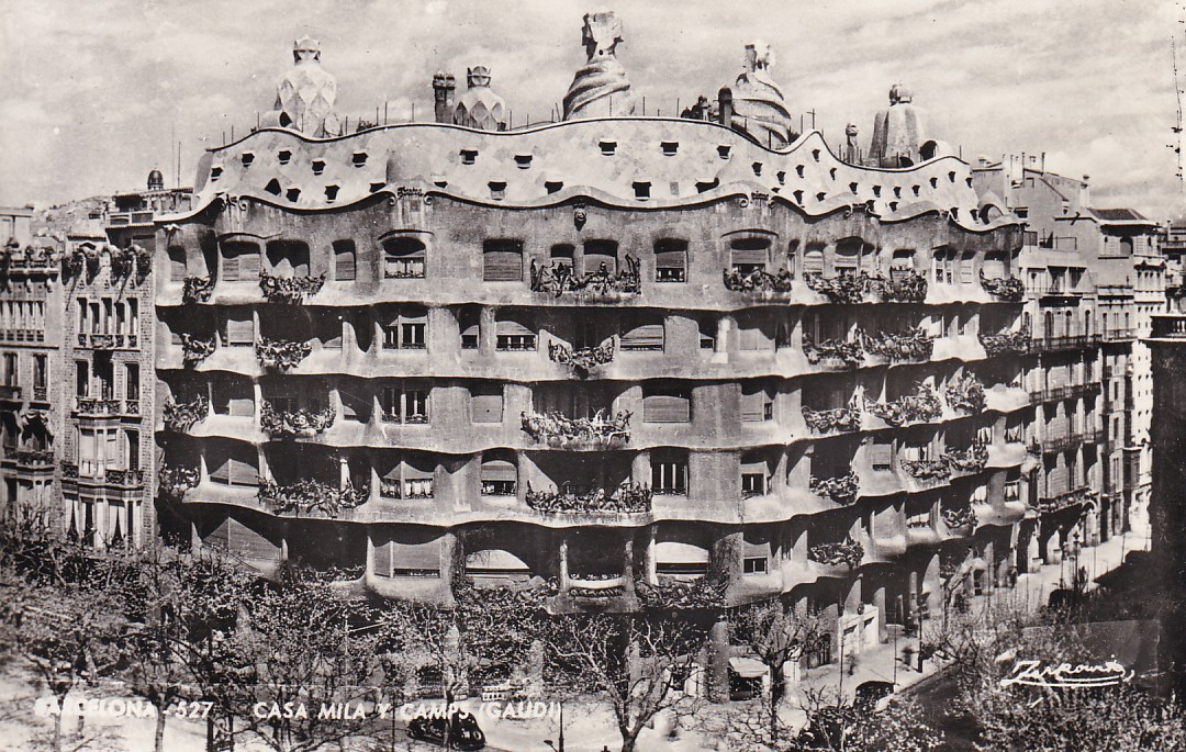 Barcelona. Casa Mila y Camps (Gaudi)