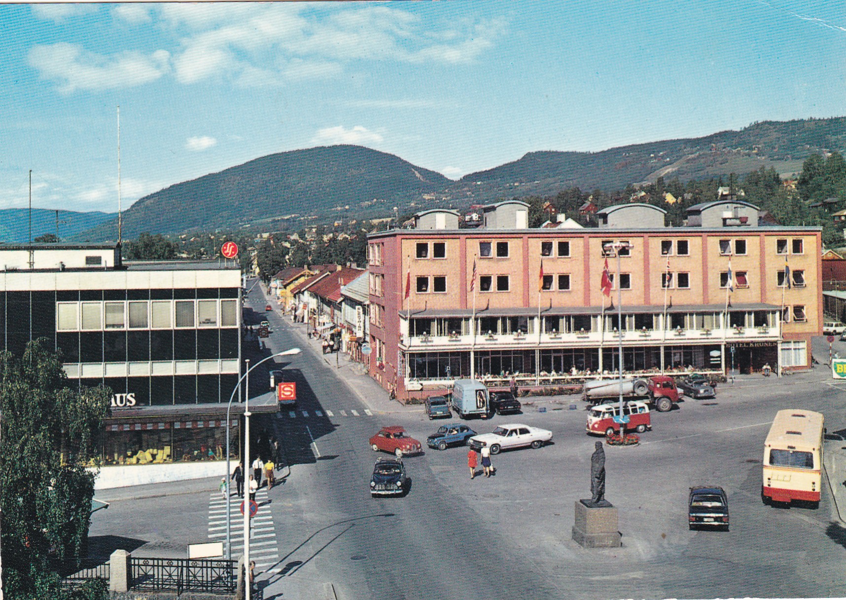 Lillehammer. Kronen Hotel. Biler, buss ( Grako 033/32)