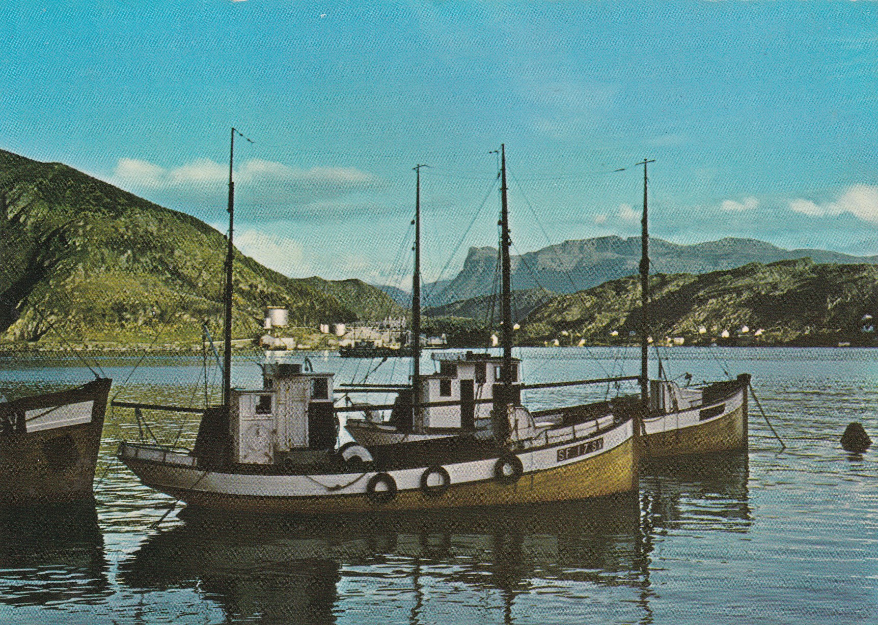 Måløy med Hornelen. Fiskebåter ( Mittet 1344/24)