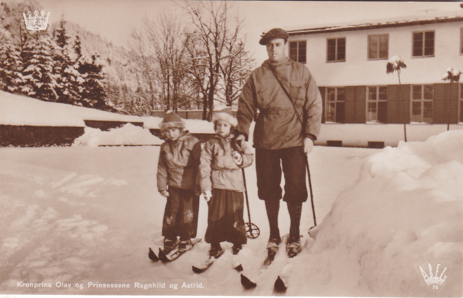 Kronprins Olav og Prinsessene Ragnhild og Astrid ( Abel 75)