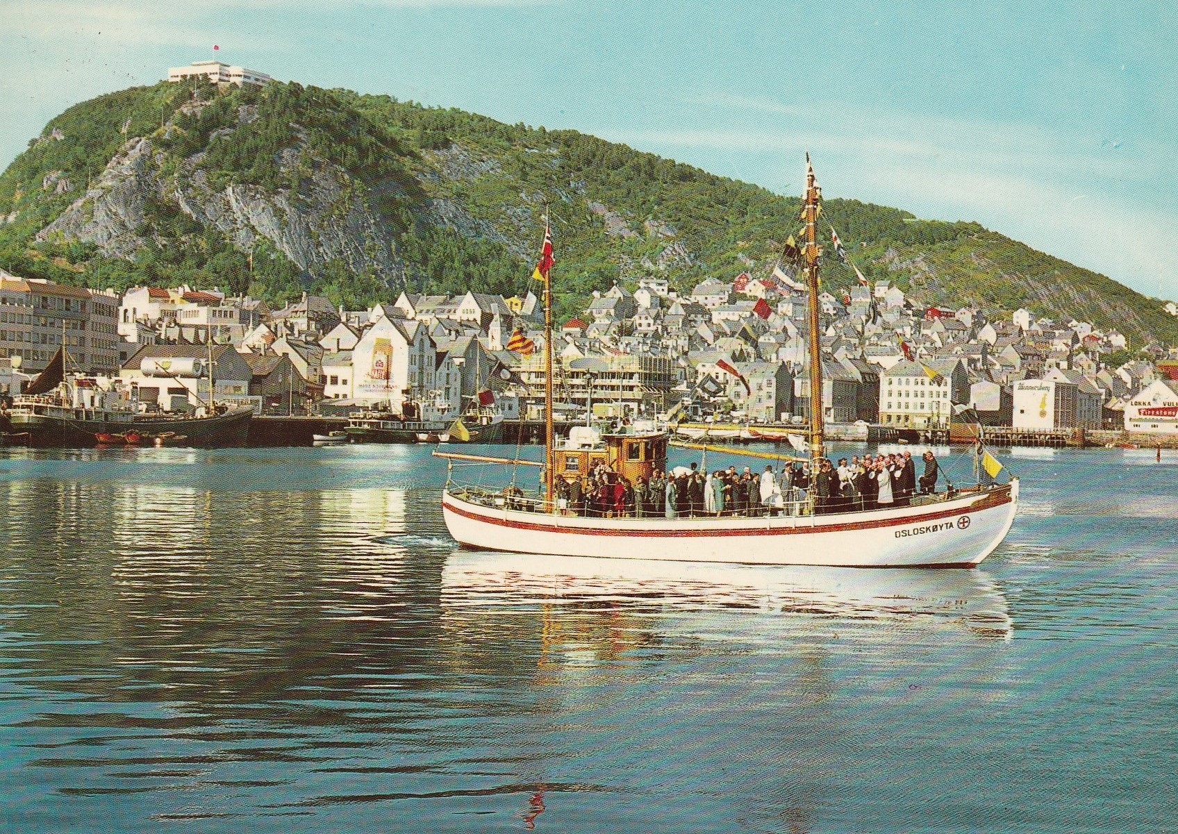 Eldre kort fra Ålesund . Parti fra havna mot Aksla med Fjellstua .  Aune F-1837-4 Pst